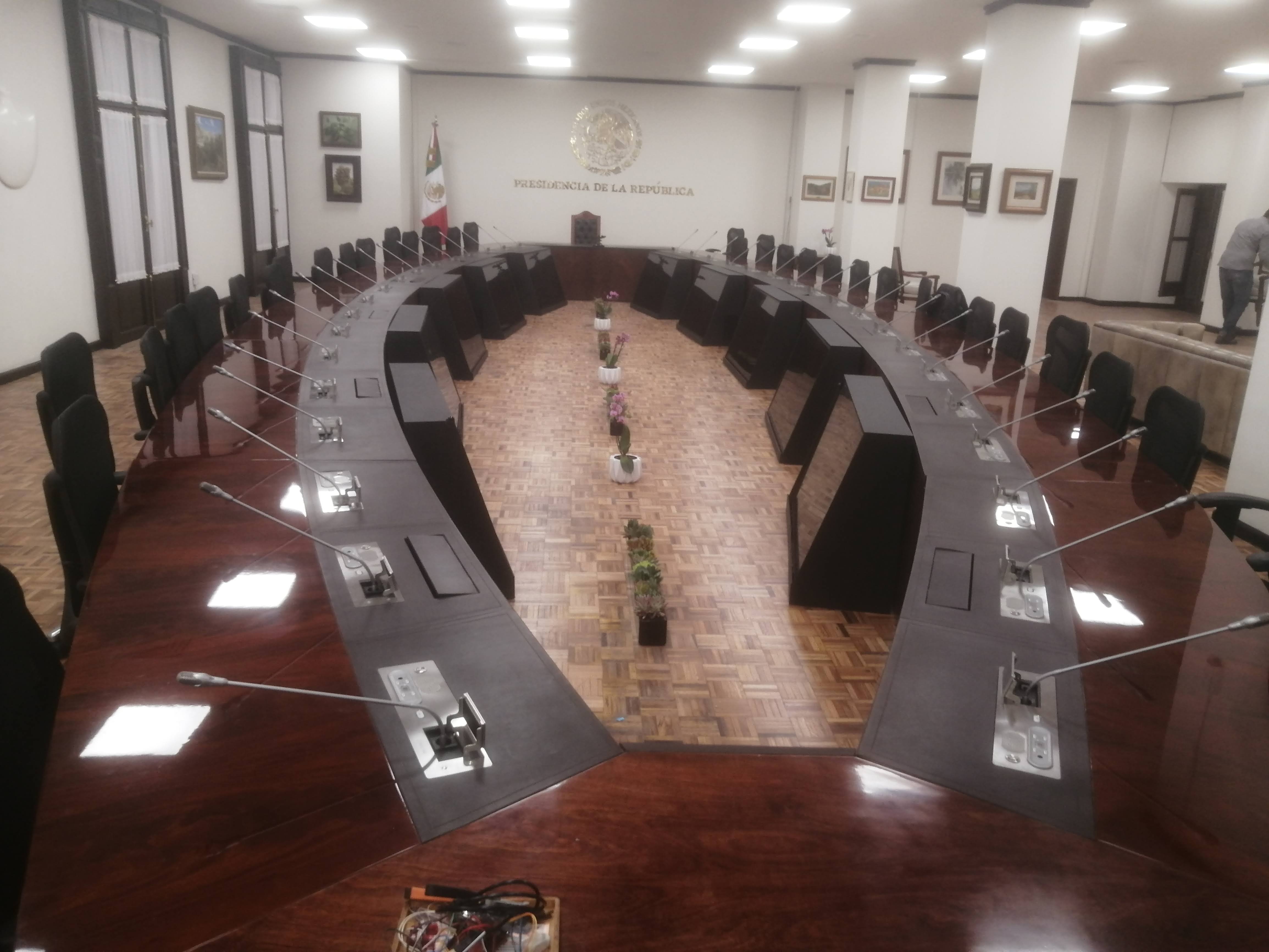 Sala de juntas ejecutiva con tecnología de colaboración